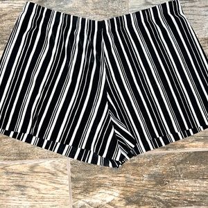 NWT XL SZ 15-17 BLACK WHITE STRIPPED NICE SHORTS ALMOST DRESS SHORTS